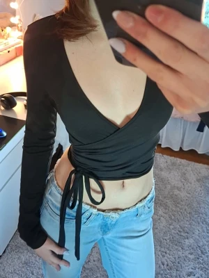 Svart omlottopp med knyt - Aldrig använd💕sitter som en xs