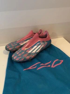 Adidas F50 rosa/blå fotbollsskor - Säljer ett par f50 i bubblegum färg. Skick 6 av 10. Använda en säsong. Storlek 40 sitter som 41. Laceless elite fg.