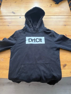 Dirtcult Hoodie  - Svart Dirtcult Hoodie med vitt tryck i storlek 158/164 lite sliten i färg och tryck men annars helt fin och inga tydliga tecken på slitage 