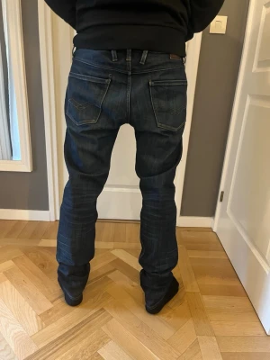 Mörkblå Jeans från Replay  - Snygga mörkblå jeans med lätta och feta tvättningar! Strl: W34 