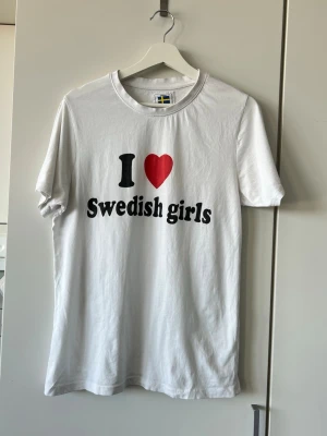 Vit t-shirt med tryck 'I ❤️ Swedish girls' - Rolig T-shirt! 