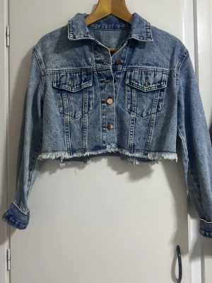 Cropped jeansjacka med rå kant - Snygg ljusblå cropped jeansjacka ☀️passar perfekt nu under våren