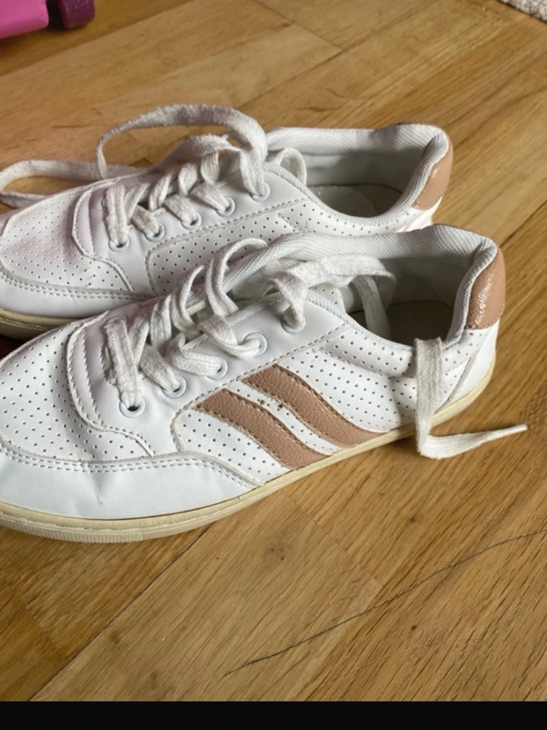 Vita sneakers med beige detaljer
