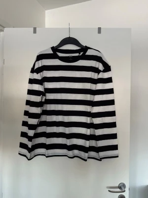 Tröja randig - Storlek XL. Aldrig använd. 