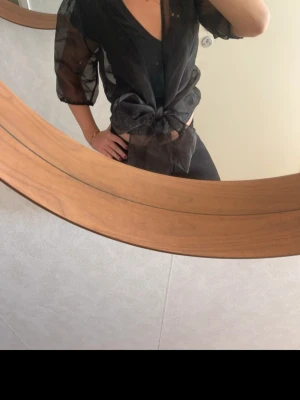 Svart blus  - Genomskinlig blus från vero moda. Jättefin och superbra skick.