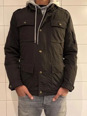 Massimo dutti jacka  - Hej! Säljer denna otroligt stiliga Massimo dutti jacka perfekt nu till våren. Modellen är 188 cm lång, skriv gärna vid intresse eller funderingar! 