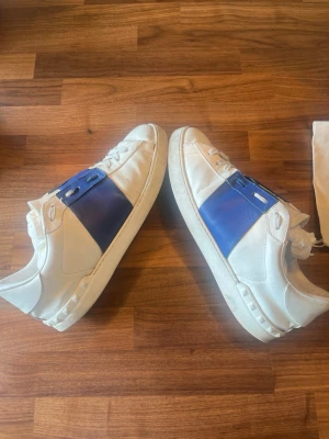 Valentino Garavani vita sneakers - Snygga vita sneakers från Valentino Garavani. Dem är använda men fortfarande ändå bra skick, skickar dem samma dag och har du frågor skriv gärna, priset går att diskutera.