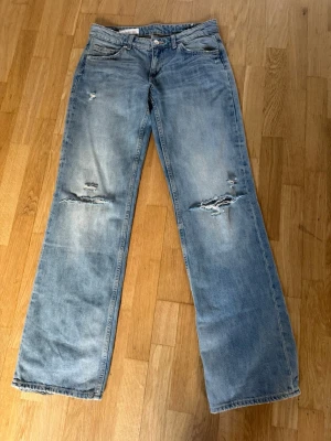 Jeans Zara  - Zara jeans med hål som är väldigt trendiga just nu storlek 36 säljer då de inte passar. Köpte begagnat på Vinted för 630 därför säljer jag de lite dyrare här men de gör såklart att pruta. Kom gärna med förslag och skriv vid funderingar! 