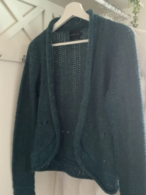 STOCKH LM - mörkgörn stickad kofta från STOCKH LM. ÄLSKAR att styla koftan med ett vitt linne, ljusblå jenas och svart handväska, sticks lite men Ha en tröja under så funkar den! storlek M