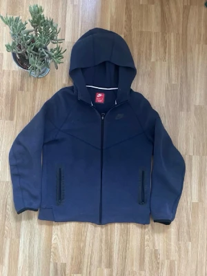 Nike tech fleece  - 📊Färg: Blå                                                               📏Storlek: 158/170                                        ♻️Skick: 10/10, inga defekter                               🧵Material: Fleece