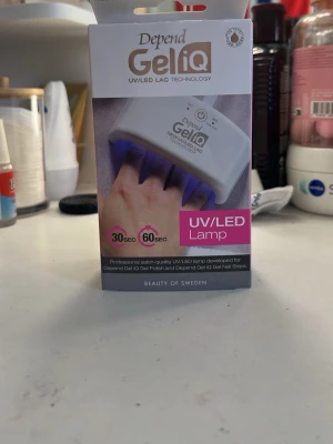 Depend GeliQ UV/LED Lampa - UV/LED-lampa från Depend. Lampan har två tidsinställningar, 30 och 60 sekunder, helt oanvänd och oöppnad. Passar både för hemmabruk och professionell användning.