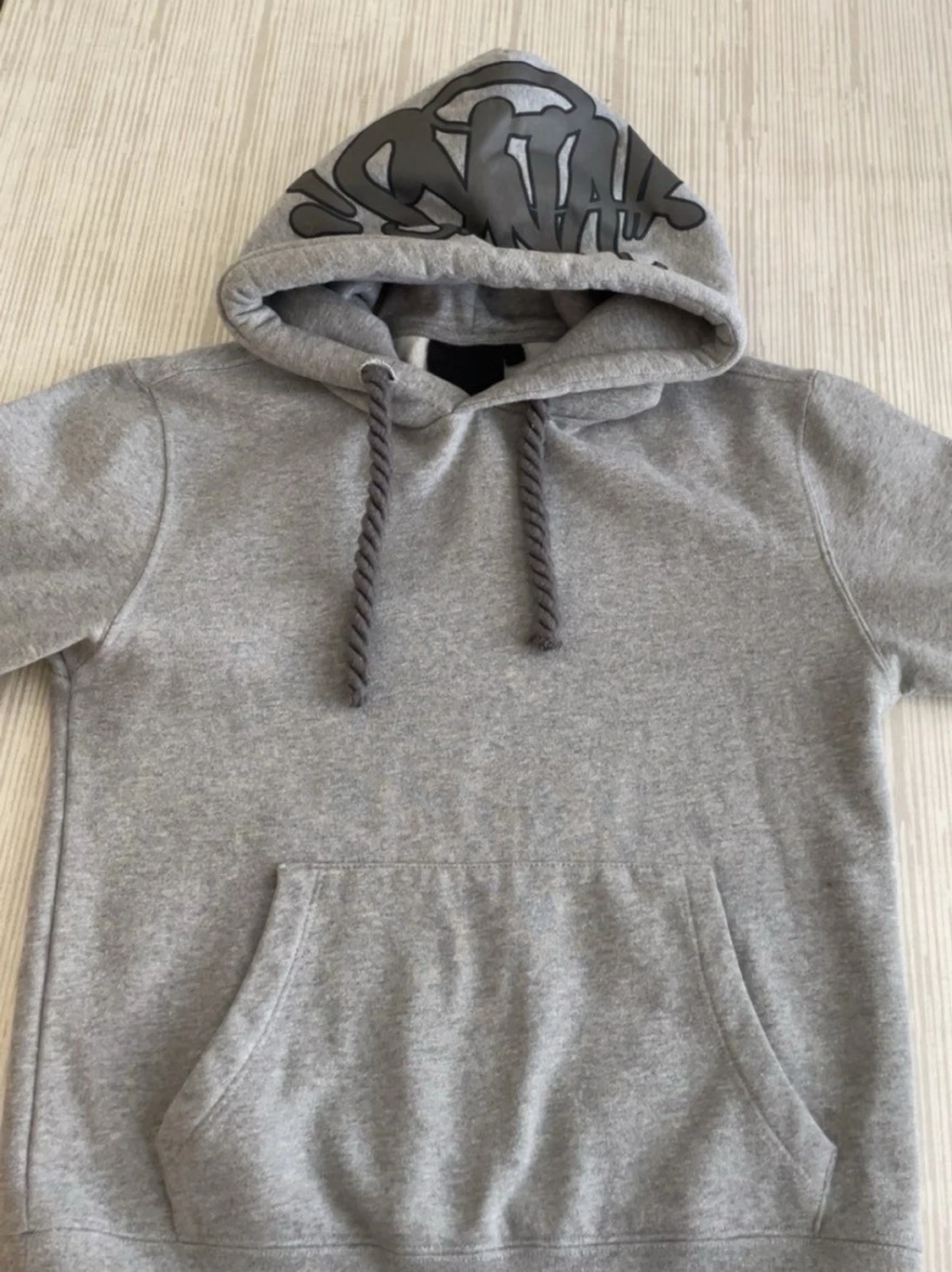 Grå hoodie syna world - 2