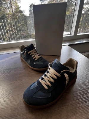Mörkblå sneakers från Maison Margiela - Säljer ett par mörkblåa Masion Margielas🙌🏻| Skick 9.5/10🔥| Skriv vid minsta fundering 💭 