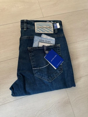 Jacob cohën bard jeans - Säljer dessa sjukt snygga Jacob cohën jeans som aldrig kommit till användning😇. Jeansen är perfekt både till avslappnad samt uppklädd look. Allt og tillkommer. Storleken är 33. Vid några frågor är det bara att skriva🙌. Fraktar vid samma dag som köp📦