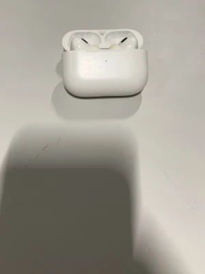  Apple AirPods Pro  - Säljer ett par vita Apple AirPods Pro med trådlöst laddningsetui. Snygg och kompakt design i blank plast, perfekt för dig som vill ha riktigt bra ljud och brusreducering. Smidiga att ta med överallt och passar till alla Apple-enheter.