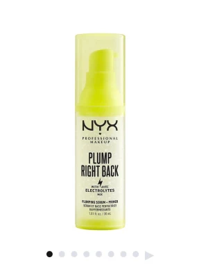 NYX Plump Right Back Primer 30ml - NYX Plump Right Back Primer är en ansiktsprimer i en genomskinlig plastflaska med neongul pump och lock. Innehåller 30 ml och har en lätt, gel-liknande formula med elektrolyter som ger huden extra fukt och glow. Perfekt som bas innan smink. Aldrig använd! Nypris ~249kr