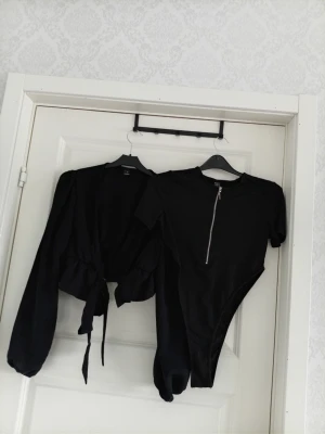 En svarta bluse och en body från SHEIN, storlek S - En svarta bluse och en svart body . En kortare topp med långa ärmar och knytning framtill. En body med kort ärm och dragkedja framtill. *Märke shein på båda *storlek S på båda