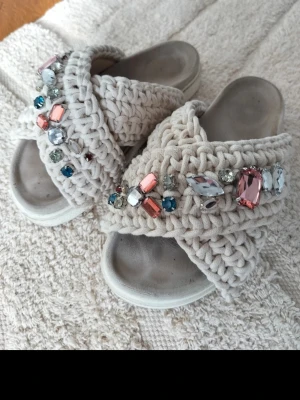 Beige Inuikii tofflor, 38 - Använda men väldigt gott skick Inuikii tofflor! Tofflorna är väldigt bekväma, även för någon som hälsborre/plantar fascilitis, säljer eftersom jag använder den så sällan. Original kartong till den. 