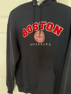 Boston University hoodie  - En mörkblå Boston University hoodie från USA i storlek L 
