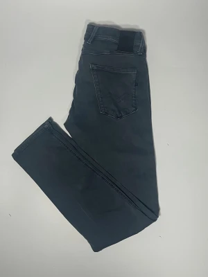 Replay anbass jeans hyperflex - Säljer ett par riktigt snygga och trendiga replay anbass jeans med hyperflex och i fint skick, storlek 30/32, vid frågor är det bara att skriva //Gramenti