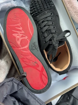Svarta Christian Louboutin sneakers - Säljer ett par svarta sneakers från Christian Louboutin. Säljer dem då dem inte passar mig, köpta från Vinted! 