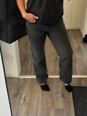Svarta raka jeans midwaist  - Säljer ett par svarta raka jeans med midwaist midja 