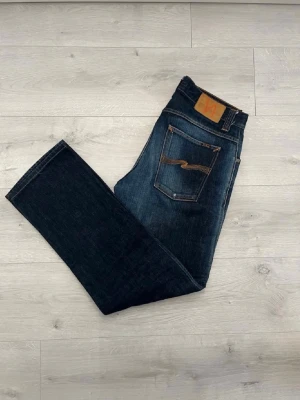 Mörkblåa nudie jeans - Säljer ett par sjukt snygga Nudie Jeans med riktigt clean fade och perfekt worn-in look. Jeansen är endast använda 1–2 gånger så skicket är fortfarande väldigt bra.  • Fit: Regular fit • Färg: Blå denim med naturlig fade • Skick: Nästan som nya • Ger en riktigt snygg vintage/retro stil • Kvalitetsdenim som sitter skönt och faller bra • Perfekta till både sneakers och boots