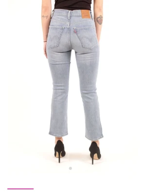 Ljusblå raka jeans från Levi's - Snygga ljusblå jeans från Levi's med klassisk femficksdesign och hög midja. Jeansen har raka ben och är tillverkade i denim med en liten stretch för extra komfort. Perfekta för en avslappnad och trendig look.