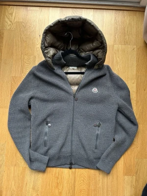 Moncler Tricot Cardigan - En av de mest eftertraktade och snyggaste Moncler cardigan på marknaden!| Självfallet äkta, har kvitto och moncler autentication på den!| I princip nyskick, inga defekter alls och storlek L, men passar lätt M med | Väldigt sought after, finns inte alls många på marknaden då det är en äldre modell som ej tillverkas längre!| merchsweden säljer exakt denna modell i samma storlek och färg för 8000kr! Noppret ni ser kan man lätt ta bort!| priset är diskuterbart vid snabb affair! Skriv gärna vid fråga