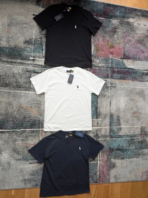 Ralph Lauren T-shirts  - En för 350 kr. Helt oanvända!                         Vit, Svart & Marinblå