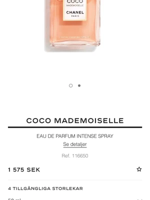 Chanel Coco Mademoiselle EdP Intense 50ml - Coco Mademoiselle Eau de Parfum Intense från Chanel är en lyxig parfym i en elegant, rektangulär glasflaska med persikofärgad vätska. Doften är intensiv och feminin, och flaskan har en klassisk beige och svart etikett. Perfekt för dig som gillar exklusiva dofter.