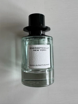 Jo Malone x Zara – Energetically New York  - Jo Malone x Zara – Energetically New York 100ml  Säljer min Energetically New York 100ml från Jo Malone x Zara. Minst 95% kvar, sparsamt använd.  Träig och kryddig unisexdoft med sandelträ, kardemumma och jasmin. Påminner om en mjukare version av Le Labo Santal 33.  Flaskan är i fint skick enligt bilder.