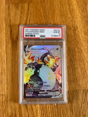 🔥 PSA 10 Charizard VMAX SV107 – Shining Fates Full Art - Säljer ett otroligt fint Charizard VMAX SV107 från Shining Fates, graderat PSA 10 GEM MINT.  Ett av de mest ikoniska moderna Charizard-korten med fantastisk shiny/full art-design och stark efterfrågan bland samlare.  ✅ PSA 10 GEM MINT ✅ Äkta och verifierbart via PSA ✅ Shining Fates SV107/SV122 ✅ Skyddad i sleeve + PSA-bag ✅ Perfekt för samling eller investering  Kortet har stark centering, fin holo och ser riktigt bra ut i person.  📦 Skickas välpackat och spårbart.