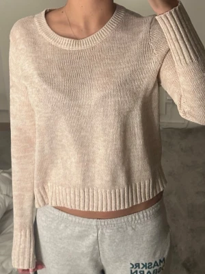 Krämrosa/beige stickad tröja - Säljer en beige/ljusrosa stickad tröja med rund halsringning. Tröjan har långa ärmar och ribbade muddar vid ärmslut och nederkant. 💓storlek M men skulle säga att den är en S. skriv vid frågor! 