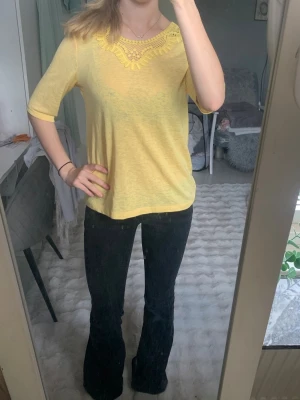 Gul somrig t-shirt 💛 - Denna t-shirt är extremt skön och har ett tunt, lite genomskinligt tyg. Halsen har en fin spets design💛💗