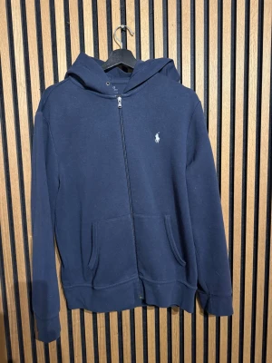 Polo hoodie - Säljer min feta polo hoodie. Storlek M. Riktigt bra skick. Skriv vid funderingar.