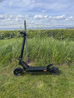 Ej stationär dator – elscooter - Bilderna visar en svart elscooter med robust ram och breda däck, inte en stationär dator. Scootern har minimalistisk design och stora hjul för bra grepp. Perfekt för dig som vill ta dig fram snabbt i stan.