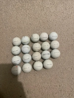 Pro v1 mix 19 stycken - Säljer 19 stycken pro v1 bollar för dig som behöver lite påfyllning 