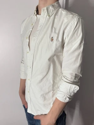 Ralph Lauren Skjorta - Följare får 100kr rabbat på originalpriset! Skjortan från Ralph Lauren är i storlek M. Den är i ny skick och supersnygg. Nypris ca 1600kr! Glöm inte att följa🌊🍾