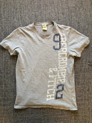 Abercrombie & fitch T-shirt ~ 2000’s modell - Säljer nu en eftertraktade A&F T-shirt | 2000’s modell | vintage | st L passar även M, perfekt nu sommar våren/sommaren | pris går att diskutera vid smiddig affär 😊