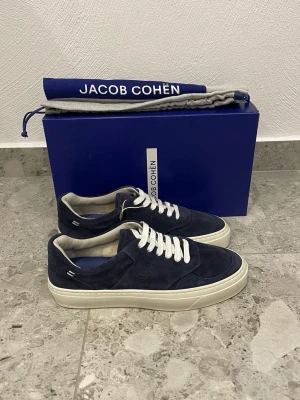 Helt Nya Jacob Cohën Sneakers - HELT NYA Jacob Cohën Sneakers || Storlek 40,5 || Box och Dustbag medföljer vid köp || Tveka inte på att höra av dig vid frågor eller funderingar 