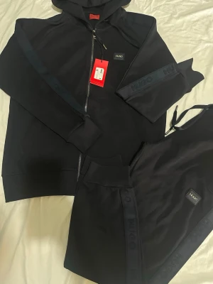 Hugo Boss - Hej säljer min Hugo Boss tracksuit som är helt ny. Den är aldrig använd och är i storlek L. Väldigt skön och fin och jag rekommenderar verkligen den. Hör av er vid intresse!