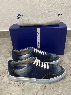 Jacob Cohën Sneakers - Helt Nya Jacob Cohen Skor || Storlek 44 || Nypris ca 7000kr || Mitt pris 3299kr || Box och Dustbag medföljer vid köp || Tveka inte på att höra av dig vid frågor eller funderingar 