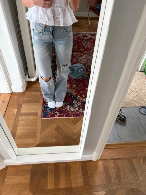 Trendiga Zara jeans  - Trendiga Zara jeans använder dem knappt därför säljer jag. Älskar passformen men tyvärr inte riktigt min stil längre. Sitter superfint på. 