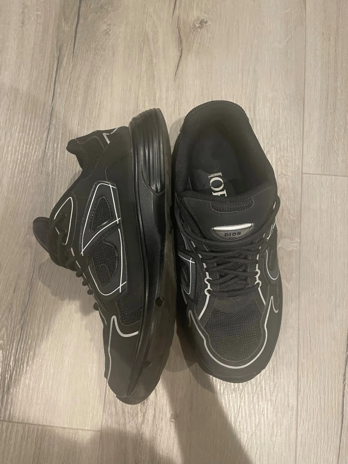 Svarta sneakers med vita detaljer