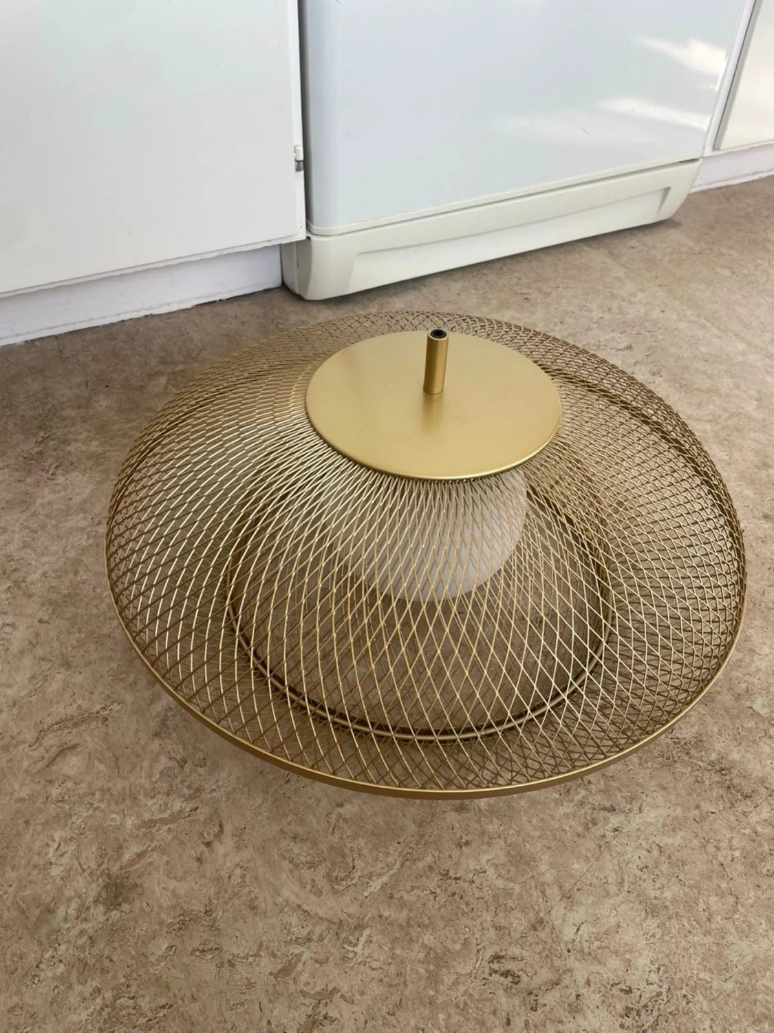 Guldig lampskärm i metallnät