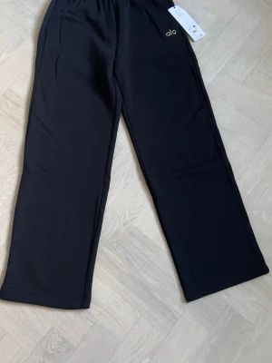    Alo Yoga Accolade Straight Leg Sweatpants XXS New With Tags - Brand new Alo Yoga Accolade Straight Leg Sweatpants in black 🖤  Details: • Size XXS • Straight leg / relaxed fit • Soft premium fabric • Elastic waistband • Side pockets • Gold Alo logo detail • New with tags  Style name: Accolade Straight Leg Sweatpant  Perfect for gym, travel, loungewear or effortless off-duty looks 