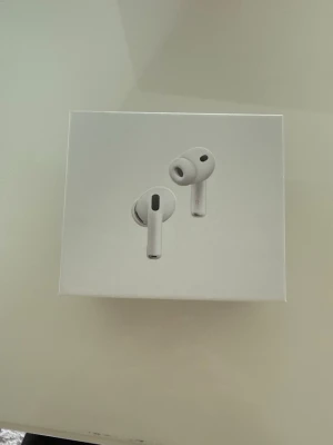 Apple AirPods Pro 3 trådlösa hörlurar - Säljer ett par vita Apple AirPods Pro 3, trådlösa in-ear hörlurar med stilren design och silikonproppar för bra passform. Grym ljudkvalitet och brusreducering, perfekt för musik och samtal. Levereras i originalförpackning.