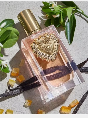 Dolce & Gabbana Devotion EdP - Säljer min D&G Devotion 50 ml eftersom att den tyvärr inte kommer till använding. Så god vaniljdoft, den perfekta gourmanden 🍦ca 35 ml kvar. Väldigt bra hållbarhet & ger mycket komplimanger!! Nypris 1400 kr 🍋självklart äkta! 