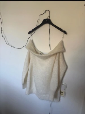 Ny tröja ifrån gina tricot - Använd 1 gång nyskick köpt för 499 kr
